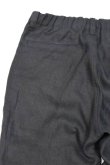 画像4: STILL BY HAND　LINEN 2 TUCK EASY SLACKS(CHARCOAL) (4)