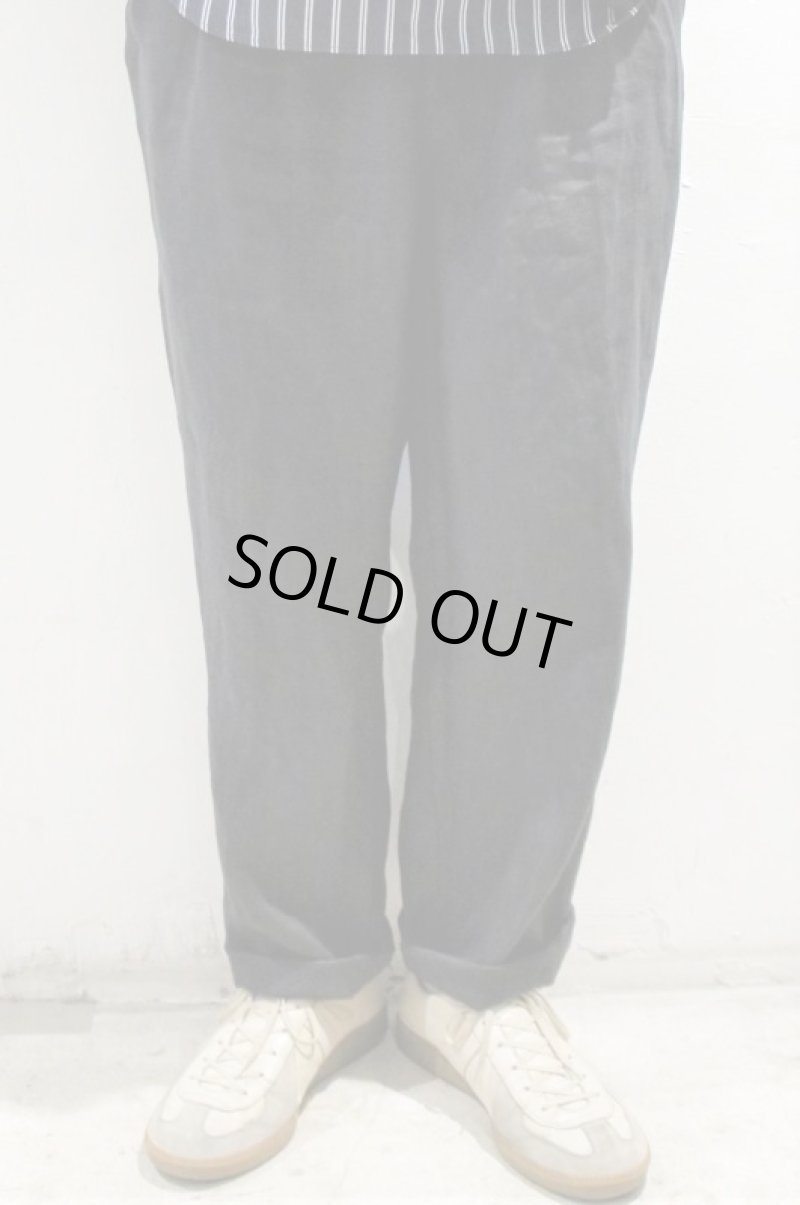 画像5: STILL BY HAND　LINEN 2 TUCK EASY SLACKS(CHARCOAL) (5)