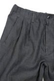 画像3: STILL BY HAND　LINEN 2 TUCK EASY SLACKS(CHARCOAL) (3)