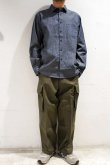 画像2: MANUAL ALPHABET　CHAMBRAY LOOSE FIT REGULAR COLLAR SHIRT（NAVY） (2)
