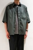 画像4: STILL BY HAND　BROAD HALF SLEEVE SHIRT(CHARCOAL) (4)
