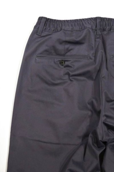 画像2: STILL BY HAND　PEACH SKIN COTTON 1 TUCK TROUSERS(SLATE GREY)