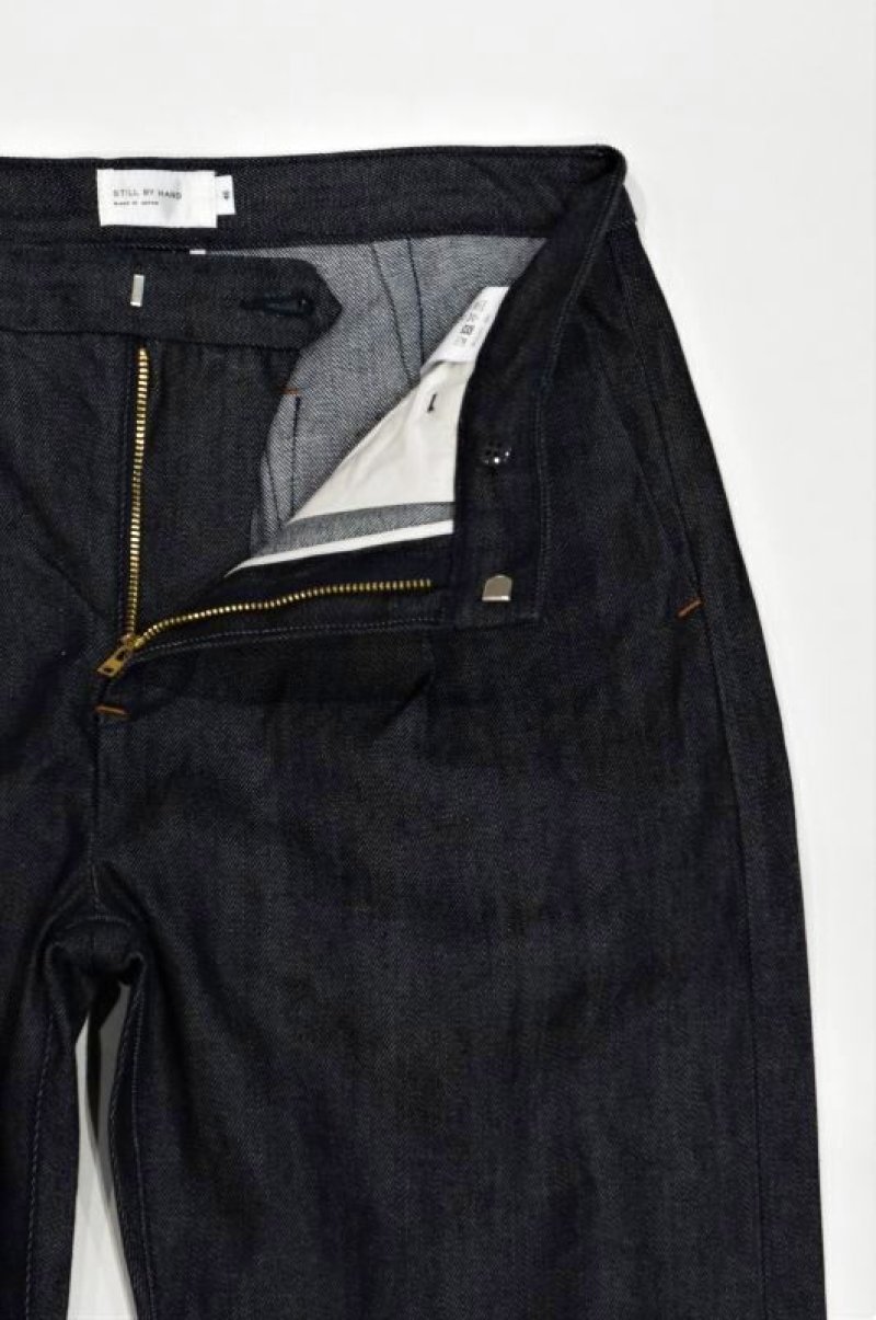 画像4: STILL BY HAND 1 TUCK TAPERED DENIM PANTS(NAVY) (4)