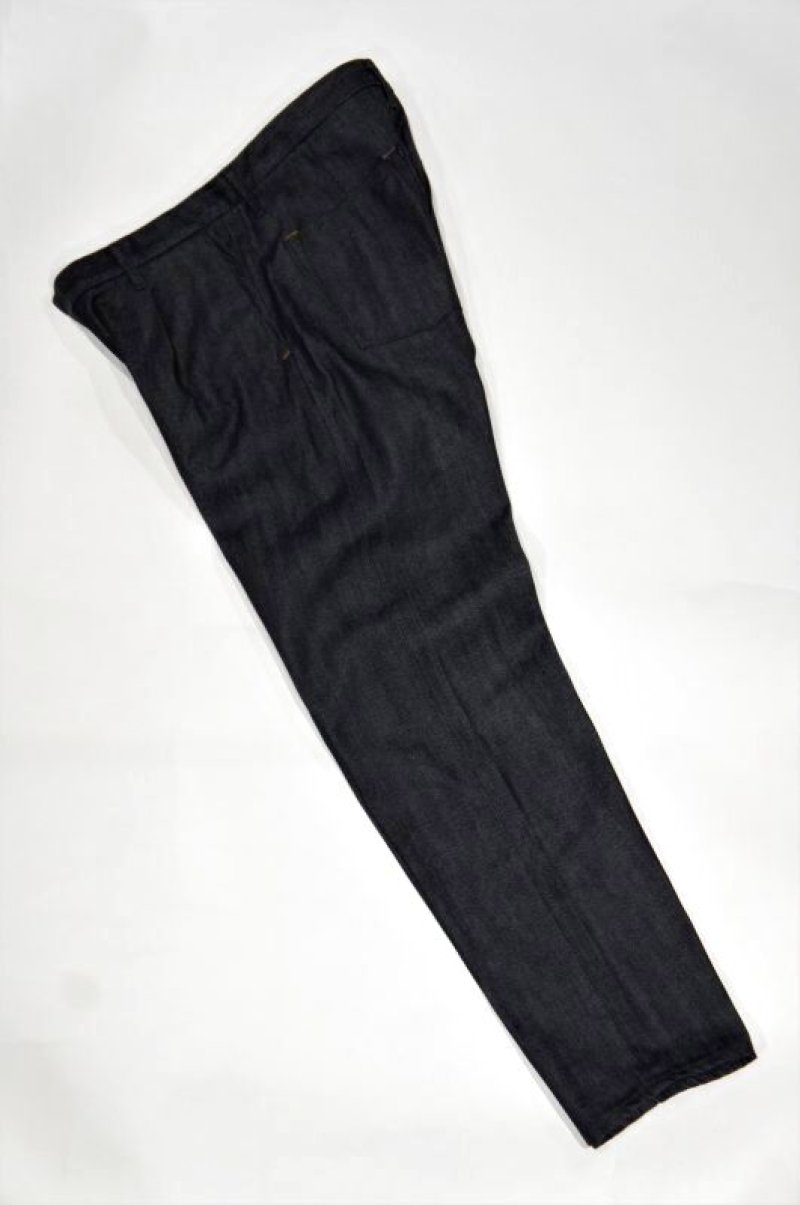 画像2: STILL BY HAND 1 TUCK TAPERED DENIM PANTS(NAVY) (2)