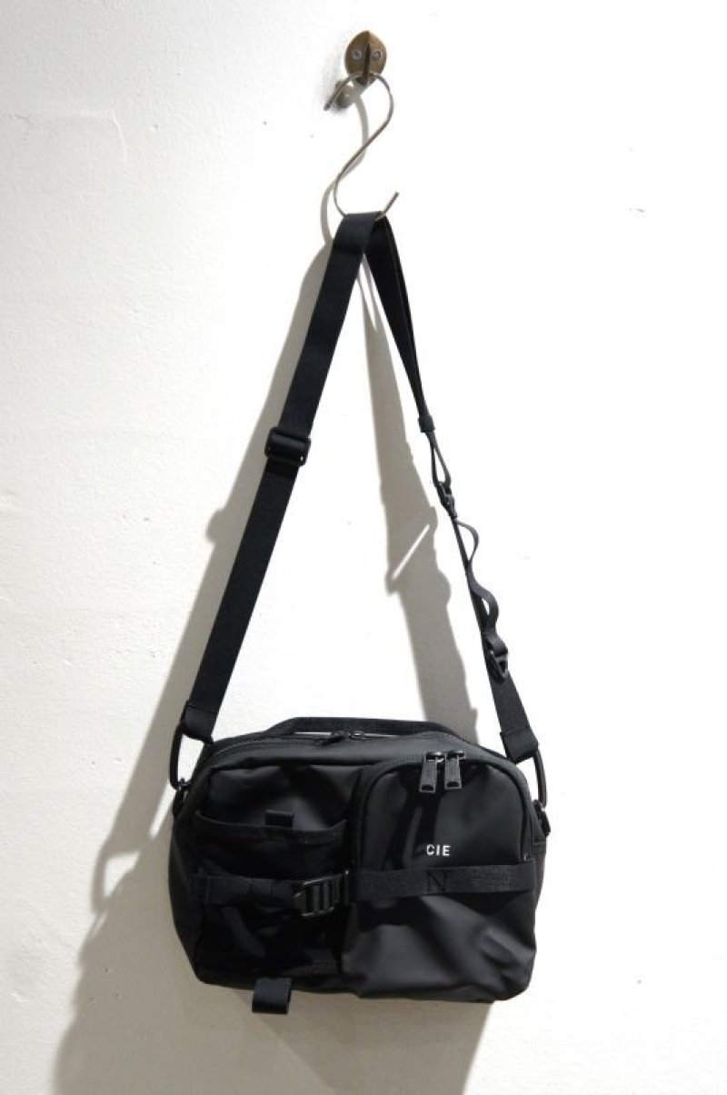 CIE ブラック ショルダーバッグ GRID3 SHOULDER BAG CIE - GRID3 BOTTLE SHOULDER BAG (L) – CIE ONLINE STORE