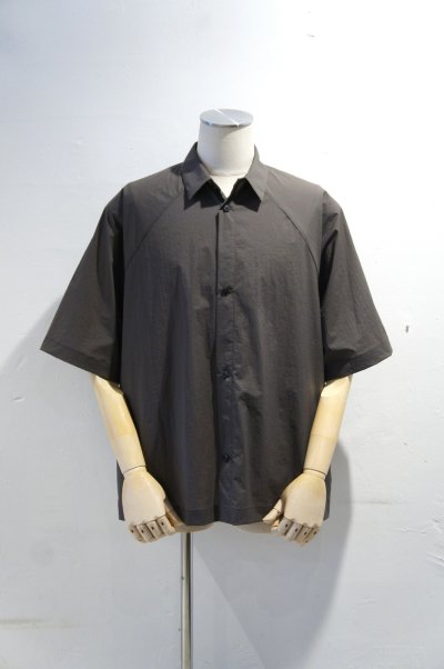 画像2: STILL BY HAND　NYLON S/S SHIRT（CHARCOAL BROWN）