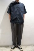 画像2: STILL BY HAND　COTTON S/S SHIRT(BLUE CHARCOAL) (2)