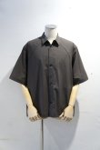 画像2: STILL BY HAND　NYLON S/S SHIRT（CHARCOAL BROWN） (2)